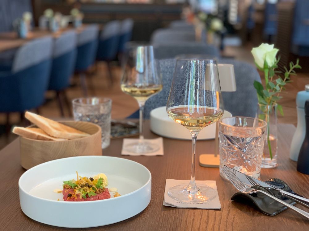 Photo: Beef tartare and champagne