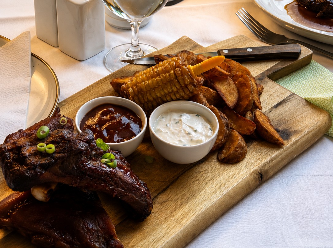 9.Grill & Chill – gedeckter Tisch neu Bild: Ripperl aus der Aktion Grill & Chill im Braurestaurant IMLAUER