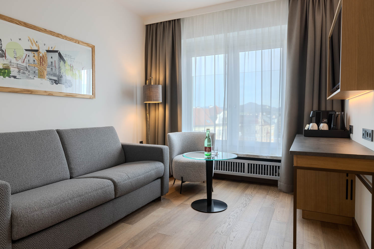 Bild: geschlossenes Schlafsofa im Superior Familienzimmer