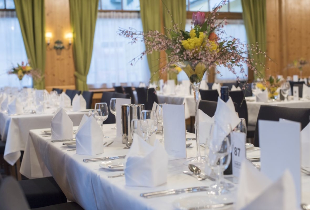 Bild: festlich gedeckte Tische im Festsaal des Braurestaurants IMLAUER
