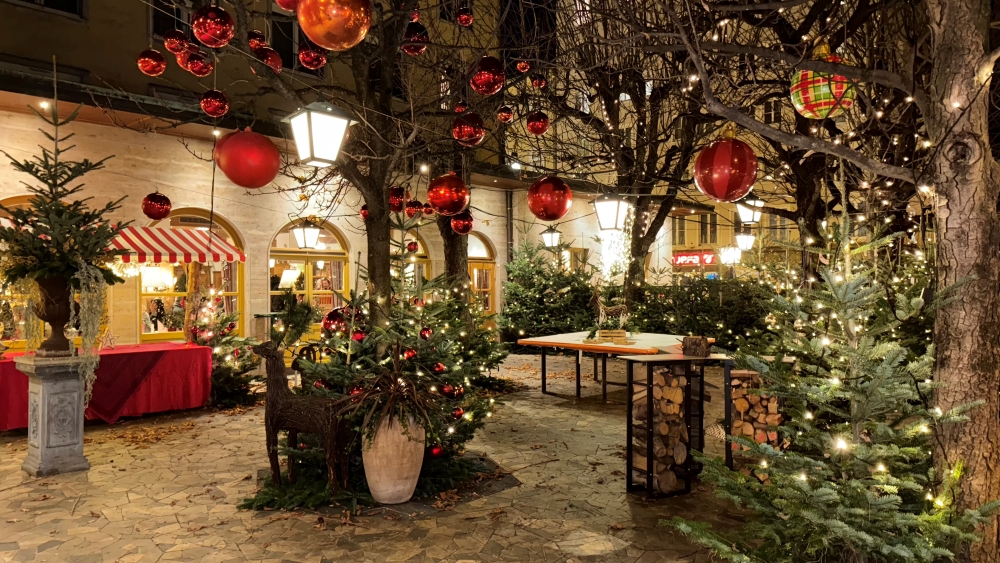 Bild: Gastgarten des Braurestaurant IMLAUER im Advent mit Tannenbäumen und weihnachtlicher Dekoration