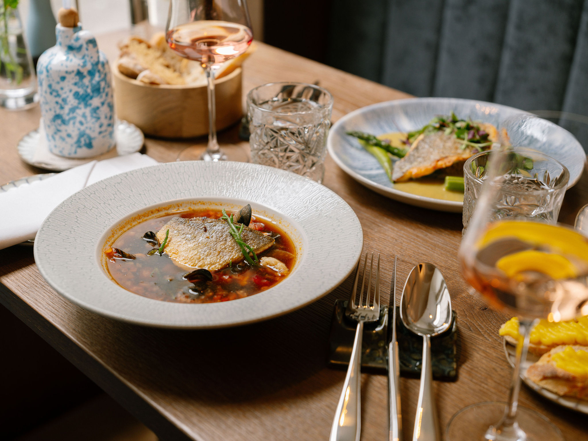 Bild: Bouillabaisse und Seeteufel in der IMLAUER Brasserie Mirabell