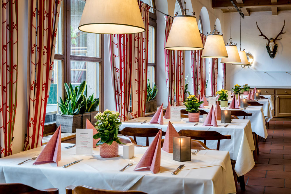 Braurestaurant Tische bei Fenstern IMLAUER Hotel Salzburg