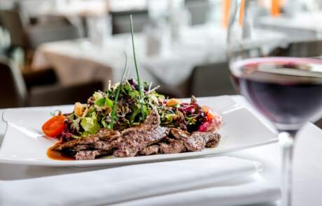 Bild: Salat mit gebratenen Rinderfiletstreifen