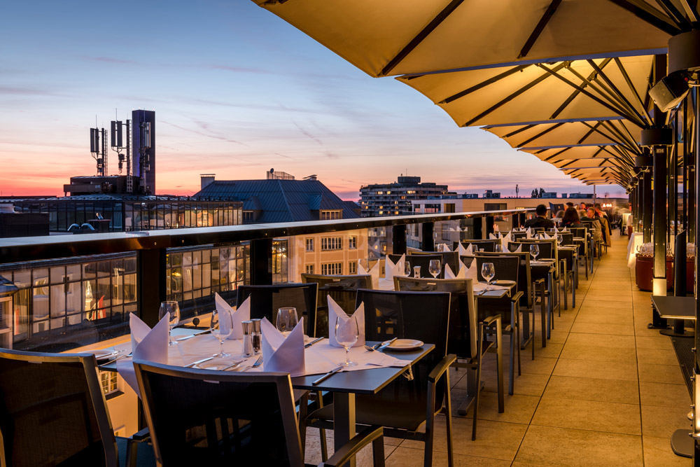 Sky Bar am Abend IMLAUER HOTEL PITTER Salzburg