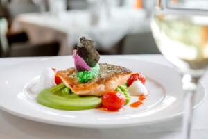 Bild: am Teller angerichtete Speise mit Saiblingsfilet und Erbsenschaum