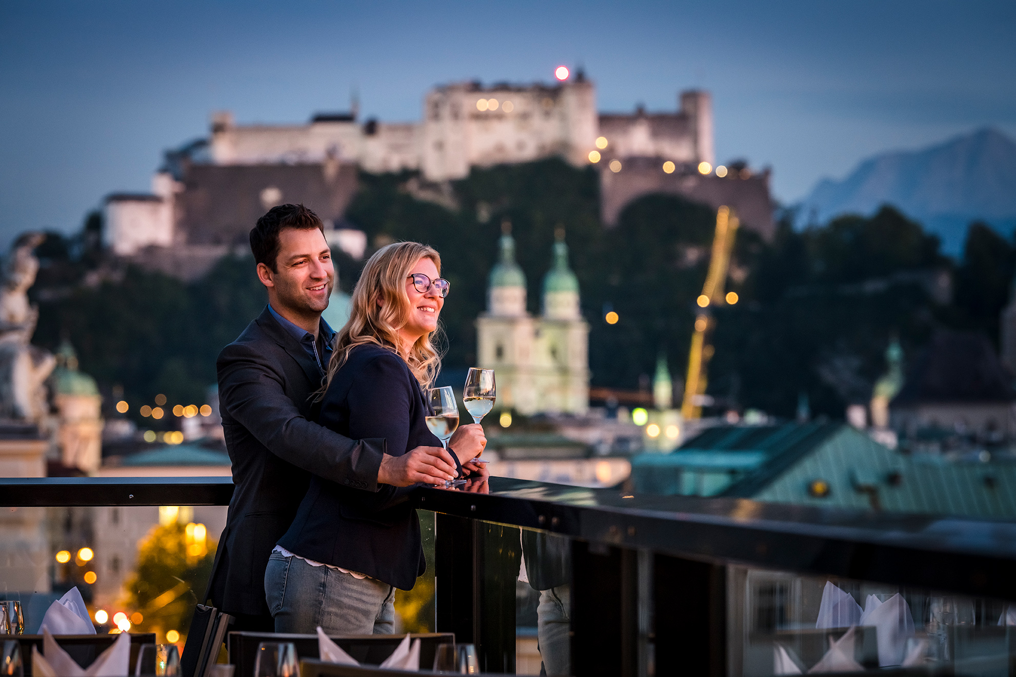 Bild: Kellnerin beim Servieren im IMLAUER Sky Restaurant