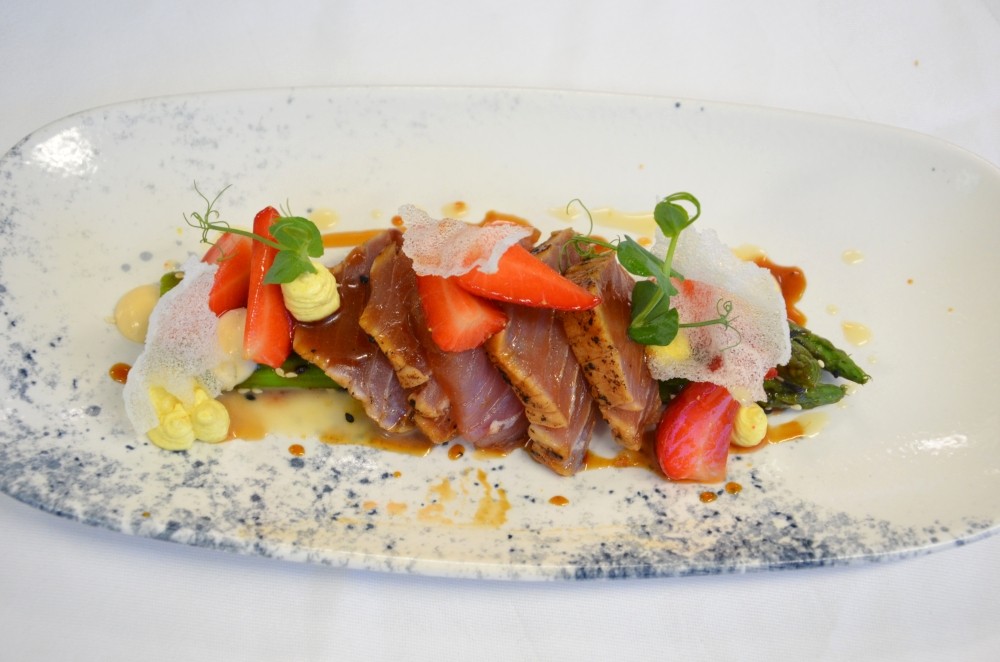 Thunfisch Tataki, grüner Spargel Bild: Thunfisch Tataki mit grünem Spargel