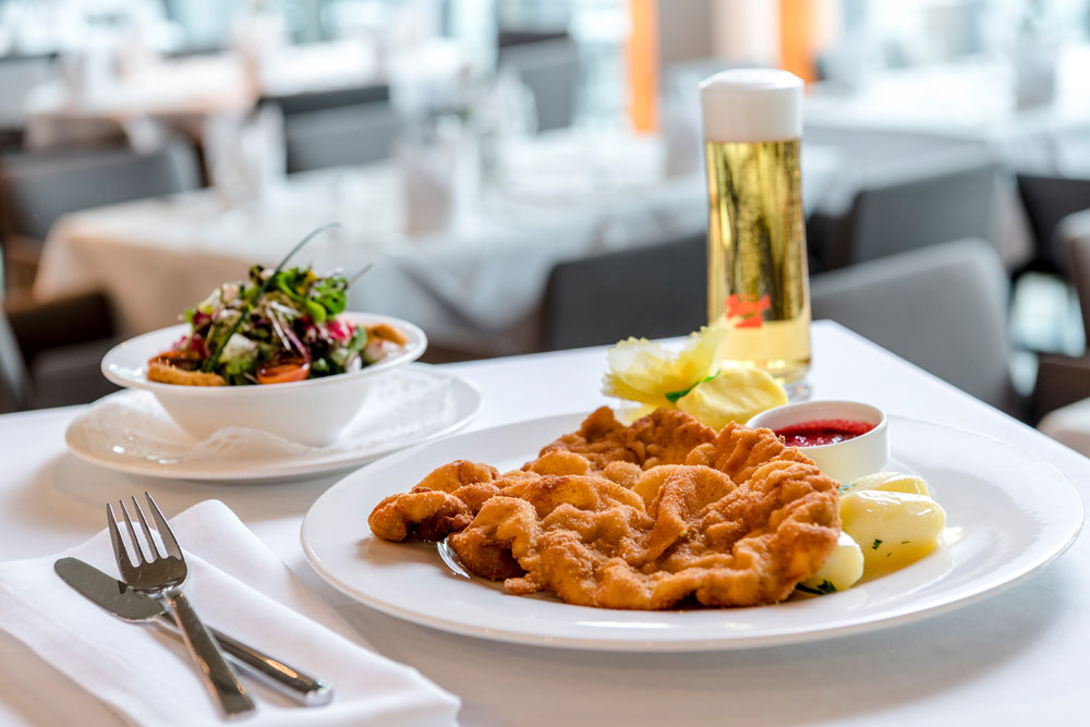 Frisch gebackenes Wiener Schnitzel vom Kalb IMLAUER HOTEL PITTER Salzburg