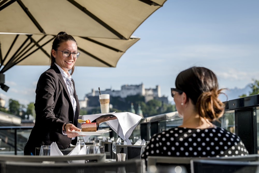 Freundlicher Service IMLAUER HOTEL PITTER Sky Restaurant Bar Salzburg