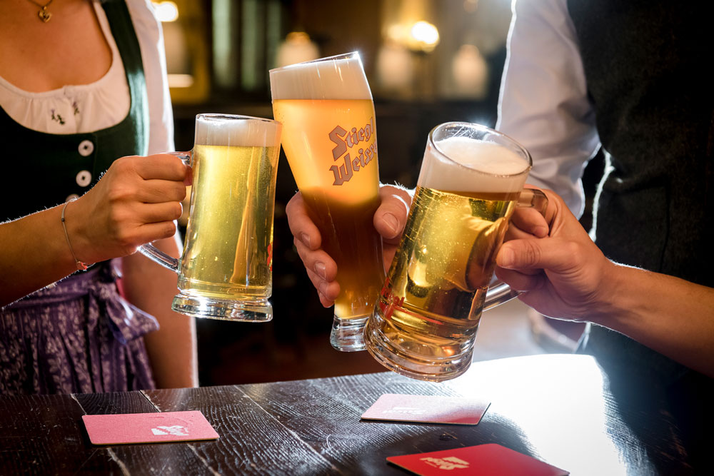 anstoßen-mit-Bier