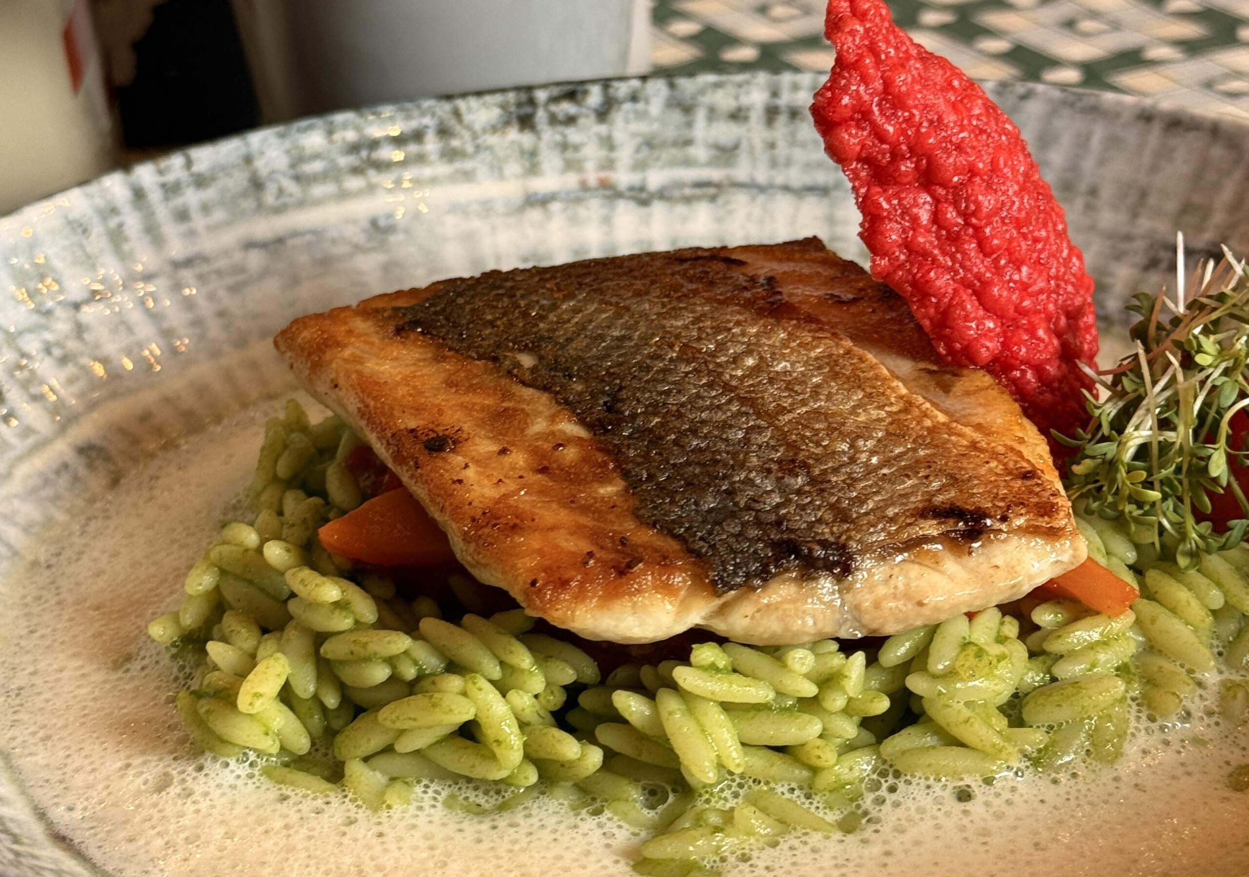 Bild: Gebratenes Wolfsbarschfilet mit Bärlauchrisoni