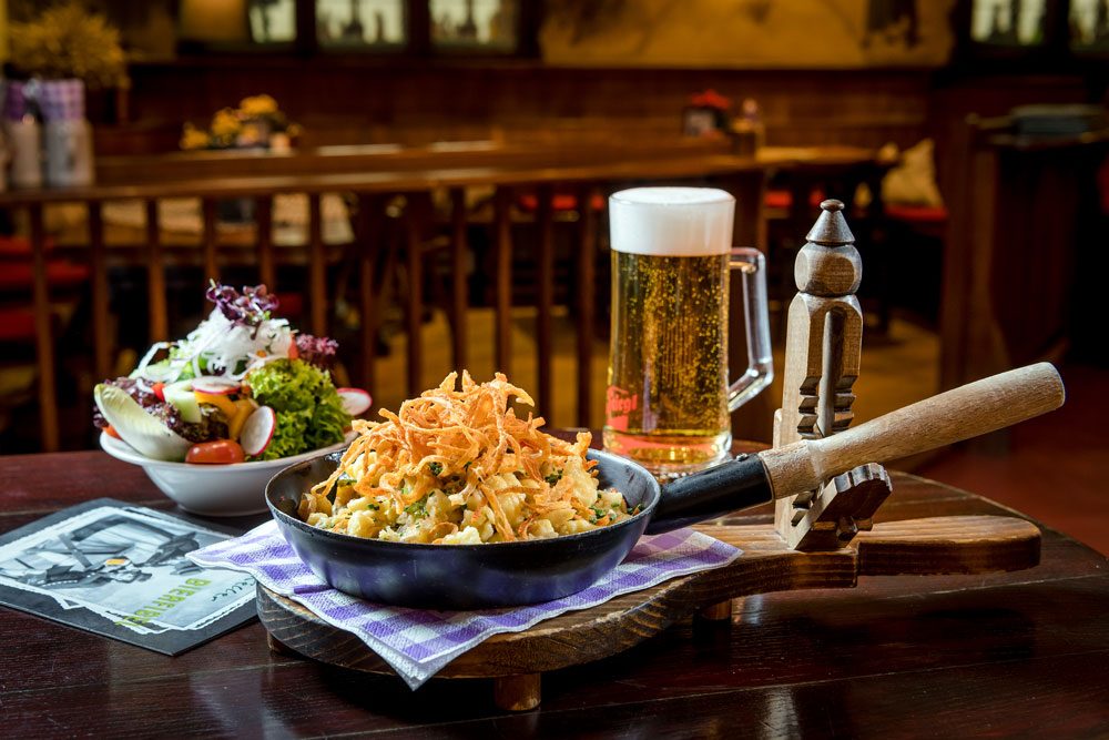 Knusprige Kasnocken gemischter Salat und frisch gezapftes Bier IMLAUER HOTEL PITTER Salzburg