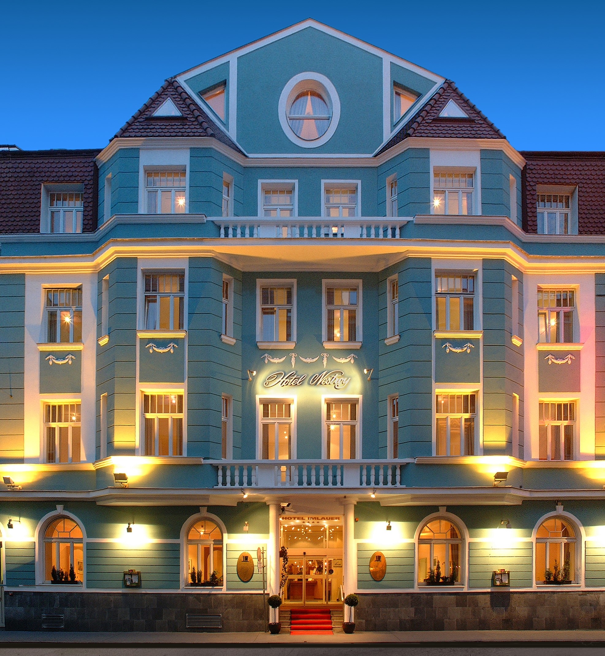 Beleuchtete Fassade des Hotel Nestroy Wien
