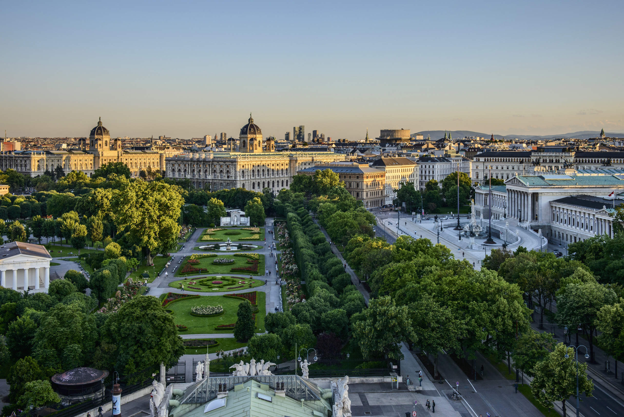 Wien-mit-Ringstrasse-©-WienTourismus-Christian-Stemper-scaled