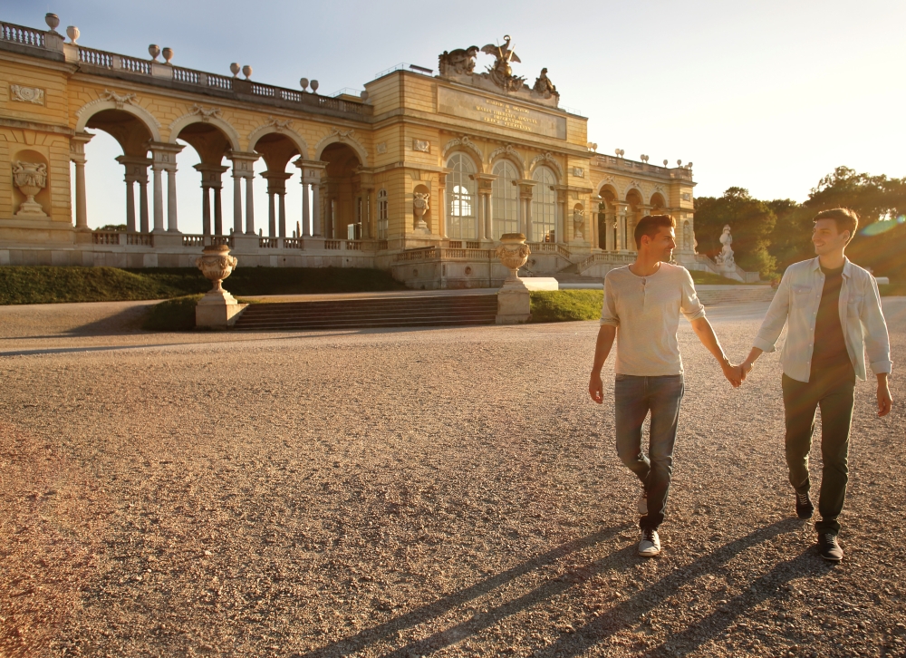 image : Couple d'amoureux devant la Gloriette