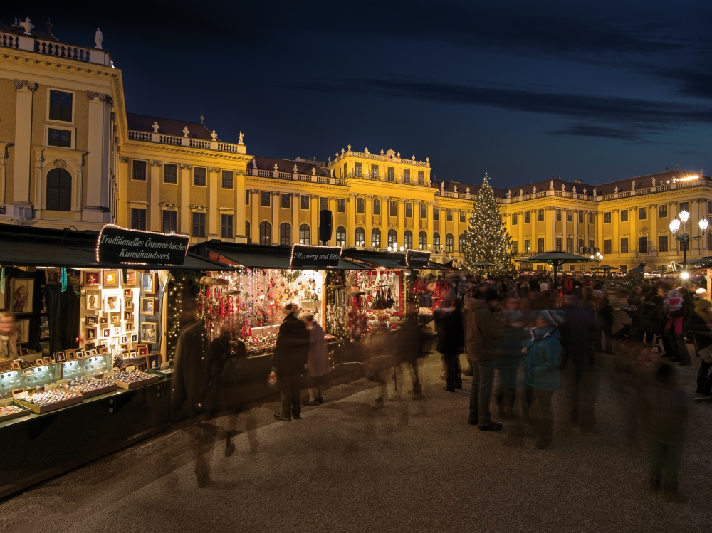 Culture and Christmas Market, Schönbrunn Palace ViennaTourism Christian Stemper web Picture: Christmas market in front of Schönbrunn Palace