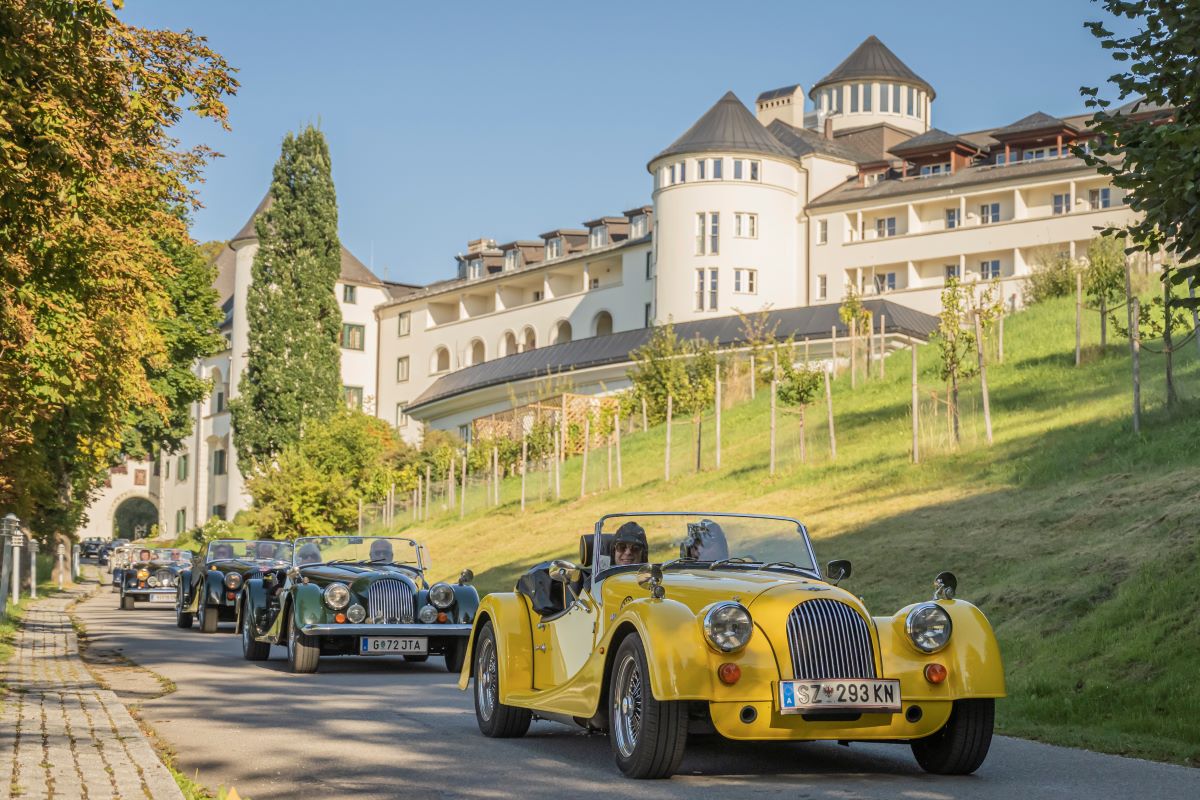 Foto: Coche antiguo delante del IMLAUER Hotel Schloss Pichlarn
