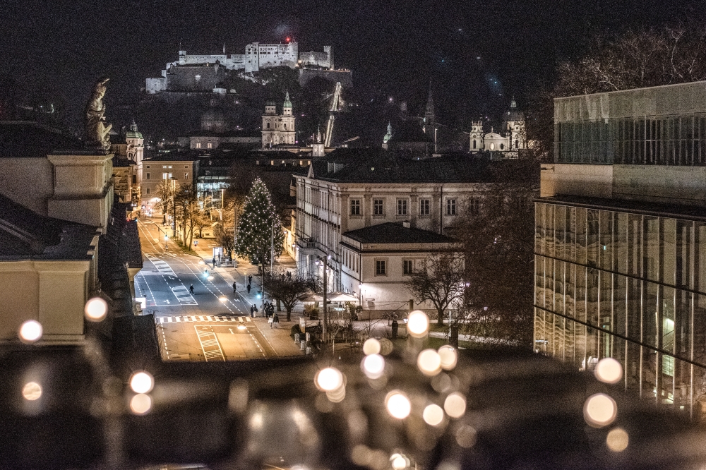 Bild: Weihnachtliche Ansicht der Salzburger Altstadt von der IMLAUER Sky Terrasse