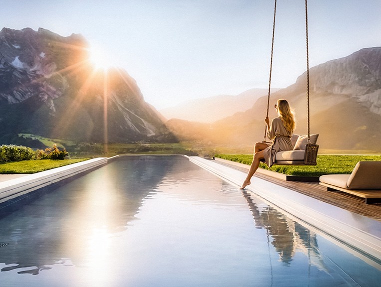 Bild: Infinity Pool des neuen Leading Spa IMLAUER Hotel Schloss Pichlarn